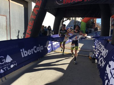 Claudia Esteban y Mario De Miguel se adjudican el VI Duatlón Cros de Híjar