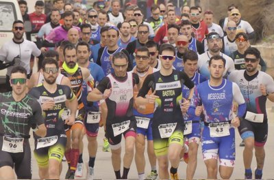 Claudia Esteban y Mario De Miguel revalidan triunfo en el VII Duatlón Cros Villa de Híjar