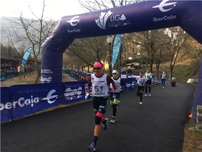 Peio Osoro y Enara Oronoz se proclaman en Ansó campeones de España de Triatlón de Invierno.