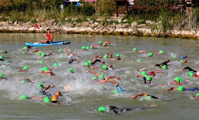 Hendrik Becker y Patricia Agustín se adjudican el III Triatlón Olímpico no Drafting de Ejea