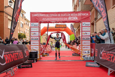 Fernando Zorrilla y Laura Gómez revalidan sus títulos de campeones de España de duatlón en Híjar