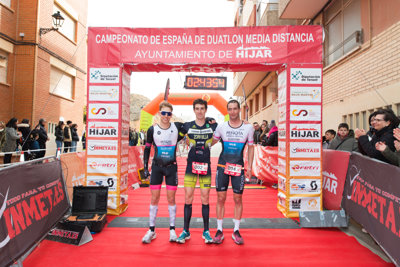Fernando Zorrilla y Laura Gómez revalidan sus títulos de campeones de España de duatlón en Híjar