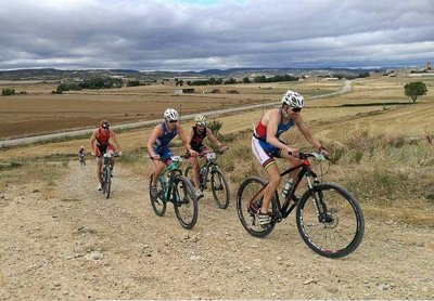 Pablo Melendo y Marta Benito se adjudican el IX Triatlón Villa de Sádaba