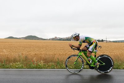Víctor Del Corral y Ana Revilla dominan el TBG bajo la lluvia
