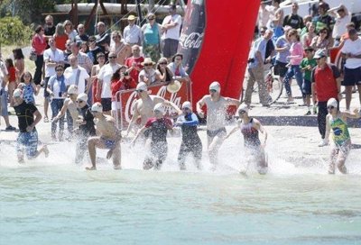 Nadadores y triatletas comparten el calendario de natación en aguas abiertas
