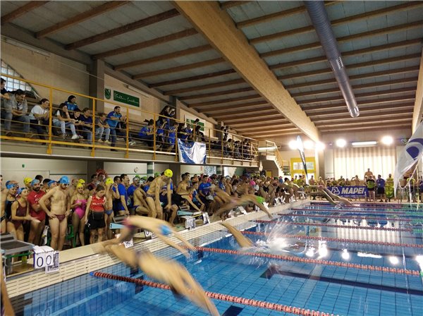 Triatletas y nadadores celebran juntos el fin de año en el 100x100 St. Casablanca