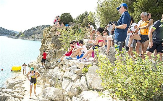 Luis Pastor y Chus Til campeones de Aragón de Acuatlón